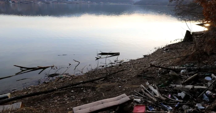 lacul cincis gunoaie foto daniel guta adevarul