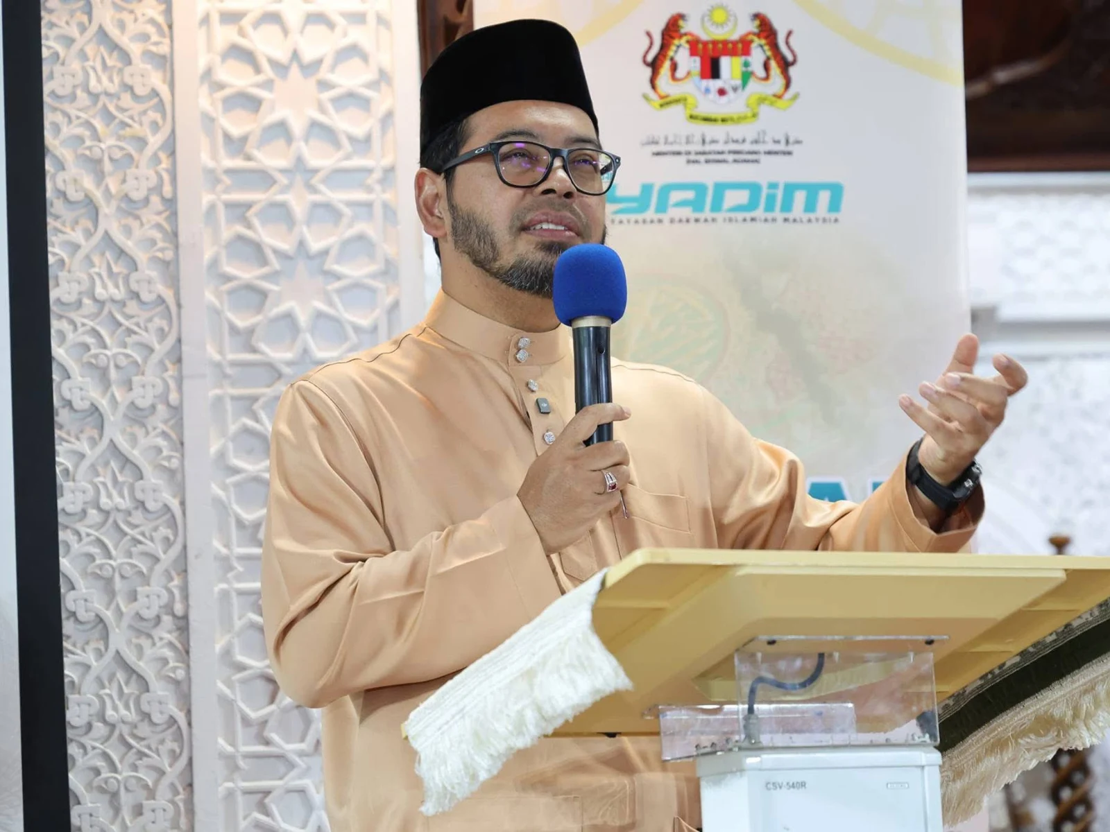 Un ministru malaezian a sugerat că stresul legat de muncă ar putea determina persoanele să devină homosexuale