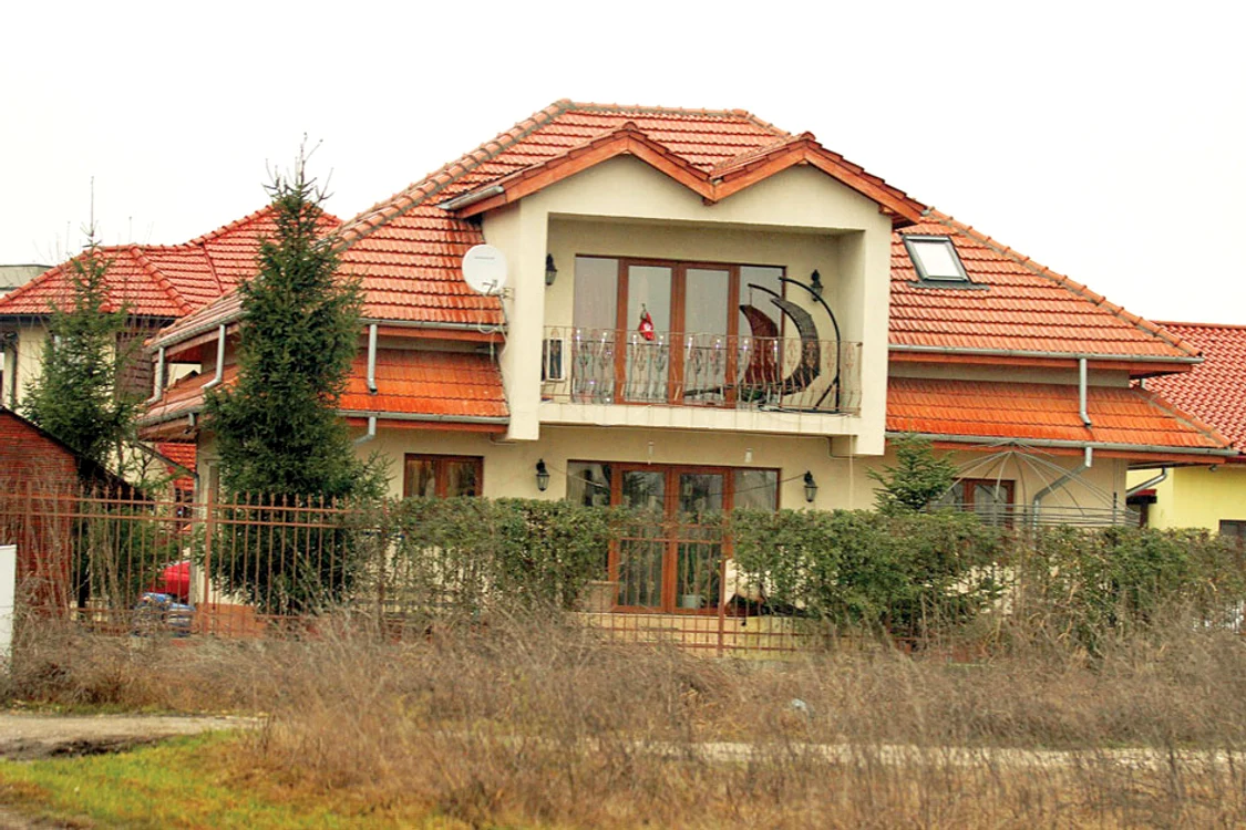 Judecătorii nu au fost de acord nici măcar cu stabilirea unui program pentru folosirea casei şi de către băiatul pilotului  