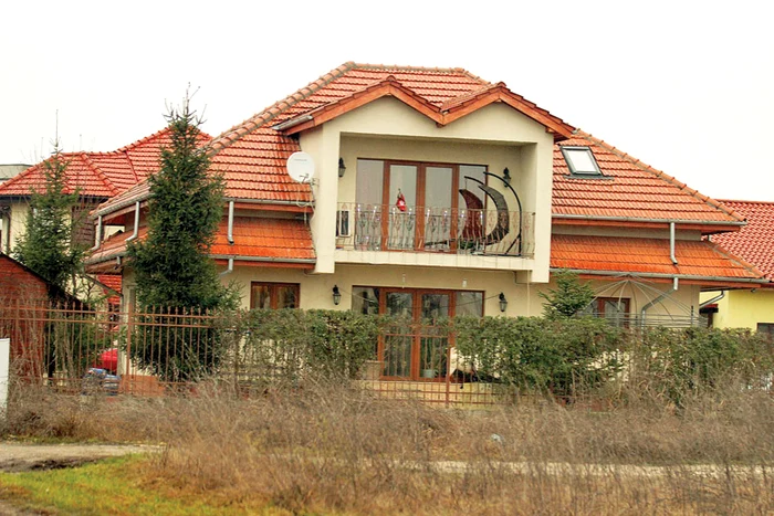 Judecătorii nu au fost de acord nici măcar cu stabilirea unui program pentru folosirea casei şi de către băiatul pilotului  