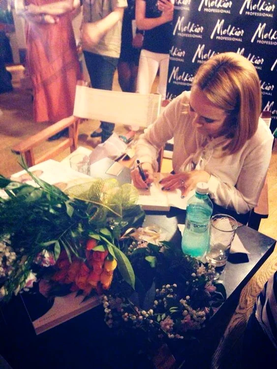 Andreea Esca se află în turneu de promovare a cărţii «Ce am făcut când am tăcut»