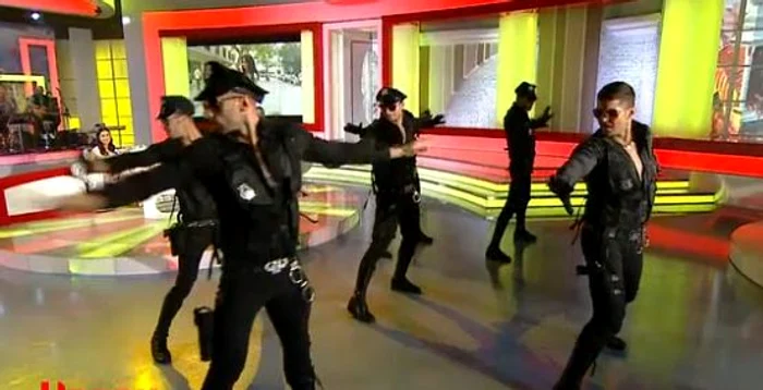 Stripperii de la Taboo Boys au dansat special pentru Gabriela Cristea (captură: PRO TV)