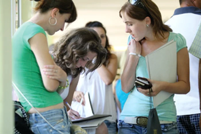 Arad: REGIUNEA PE SCURT / 15.000 de tineri vor să fie studenţi