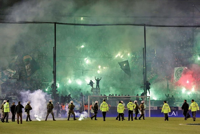 Meciul dintre Panathinaikos și Olympiakos a fost anulat din cauza incidentelor provocate de suporteri