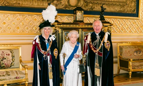 Regina Consoarta Camilla si ursuletii lasati drept omagiu pentru regina Elisabeta a II a (4) jpg