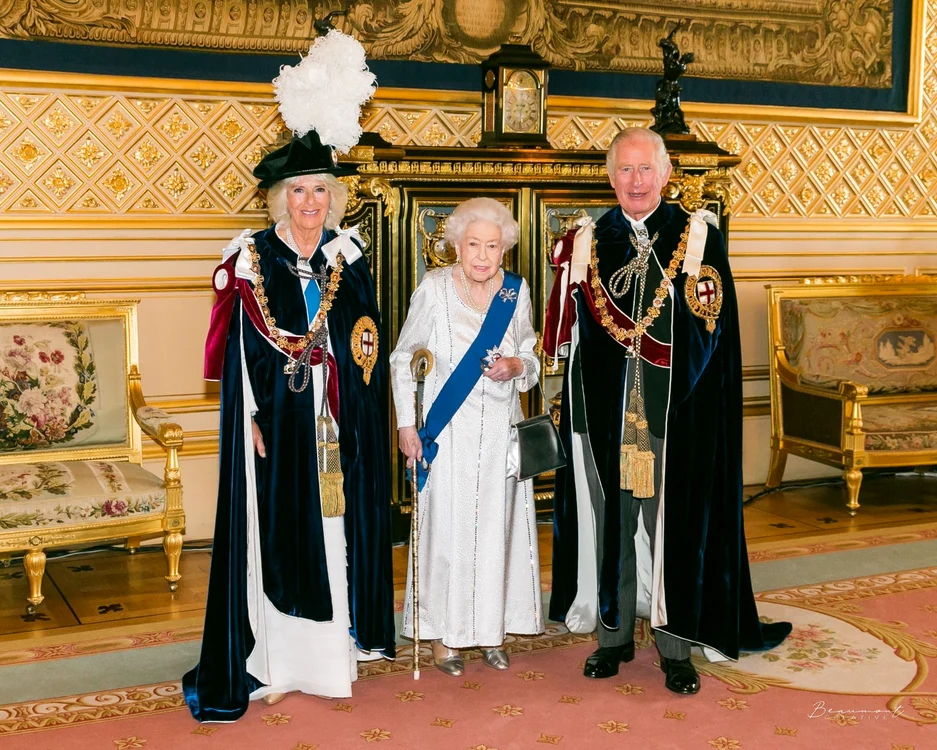 Regina Consoarta Camilla si ursuletii lasati drept omagiu pentru regina Elisabeta a II a (4) jpg