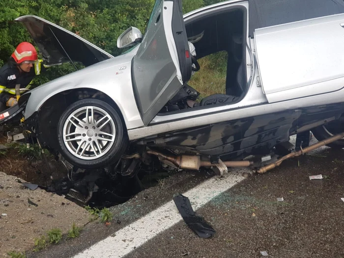 Accident pe DN7-E81 Dealul Negru în Milcoiu Vâlcea - o maşină s-a lovit de un parapet şoferul din Gorj descarcerat a ajuns în stare gravă la spital Foto Adevărul