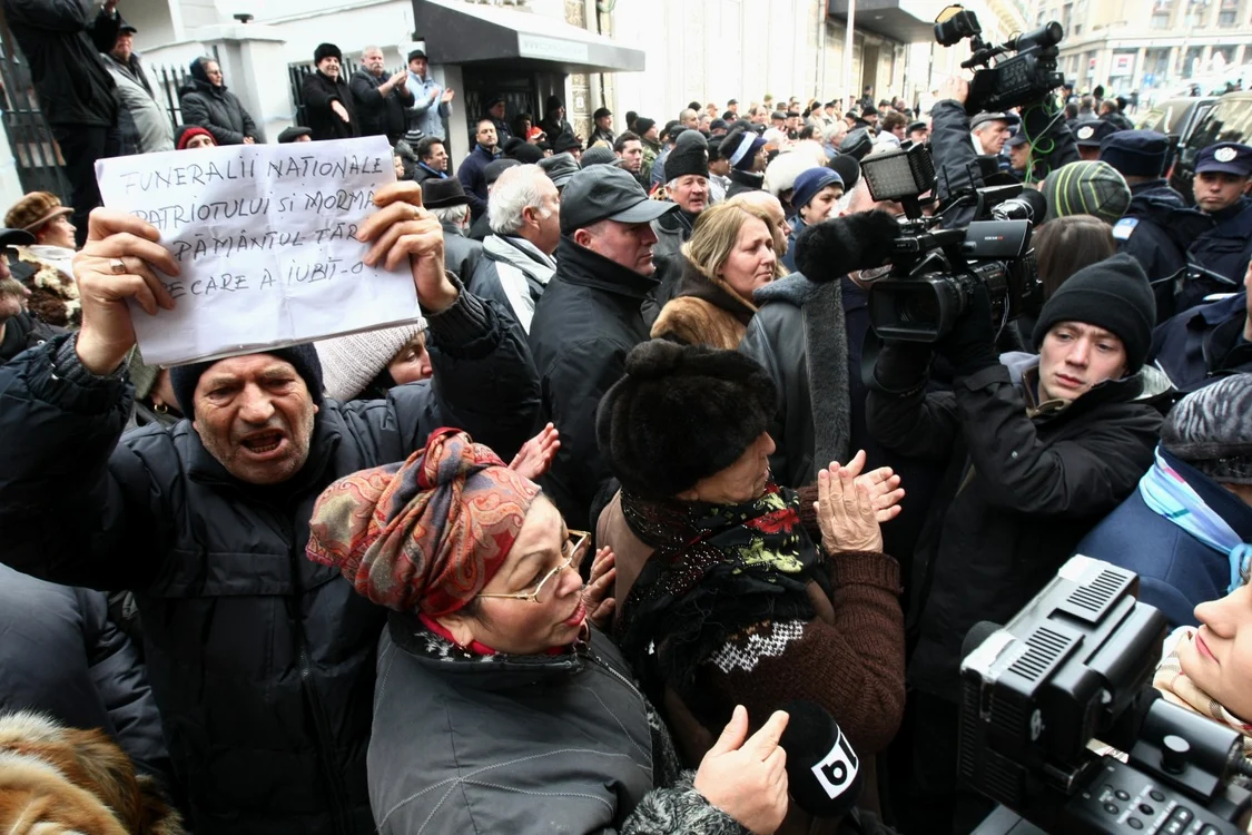 Protestatari la funeraliile lui Sergiu Nicolaescu, cerând
îngroparea lui FOTO: Dorin Constanda