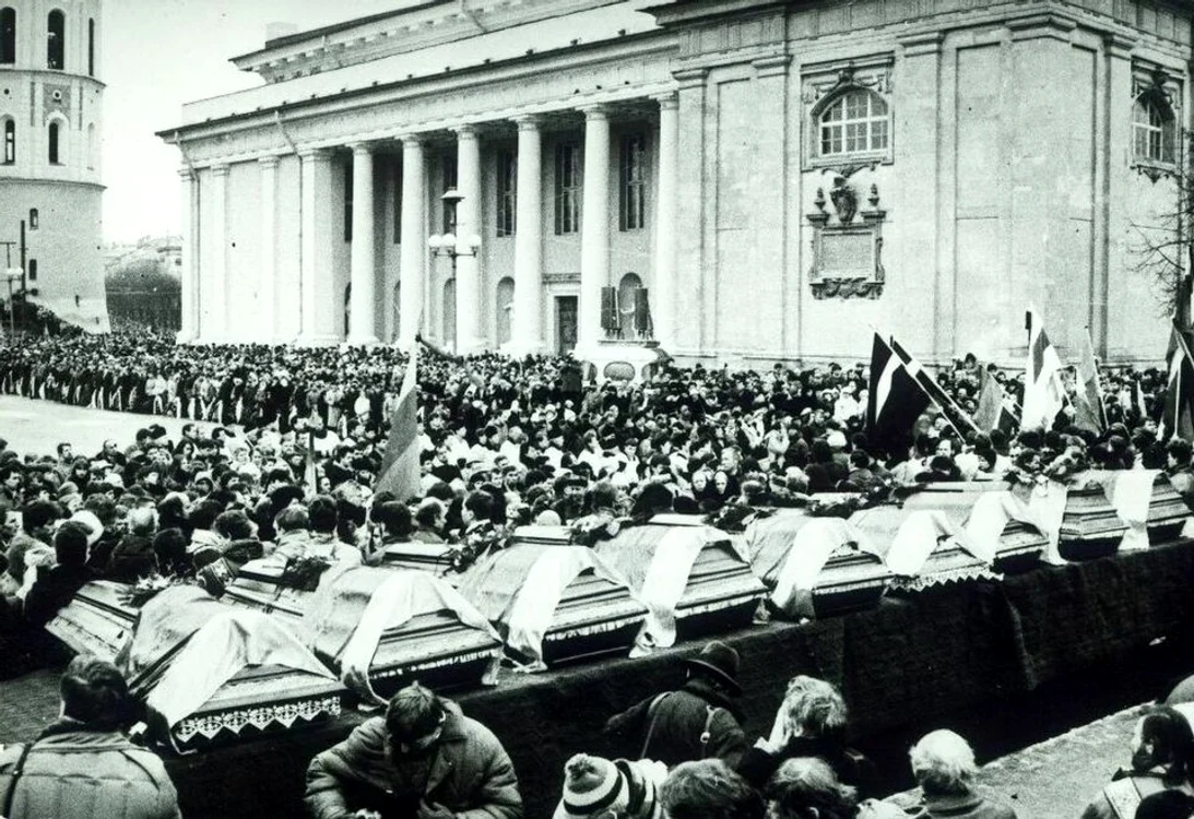 Înmormântarea victimelor represiunii sovietice FOTO: Wikipedia