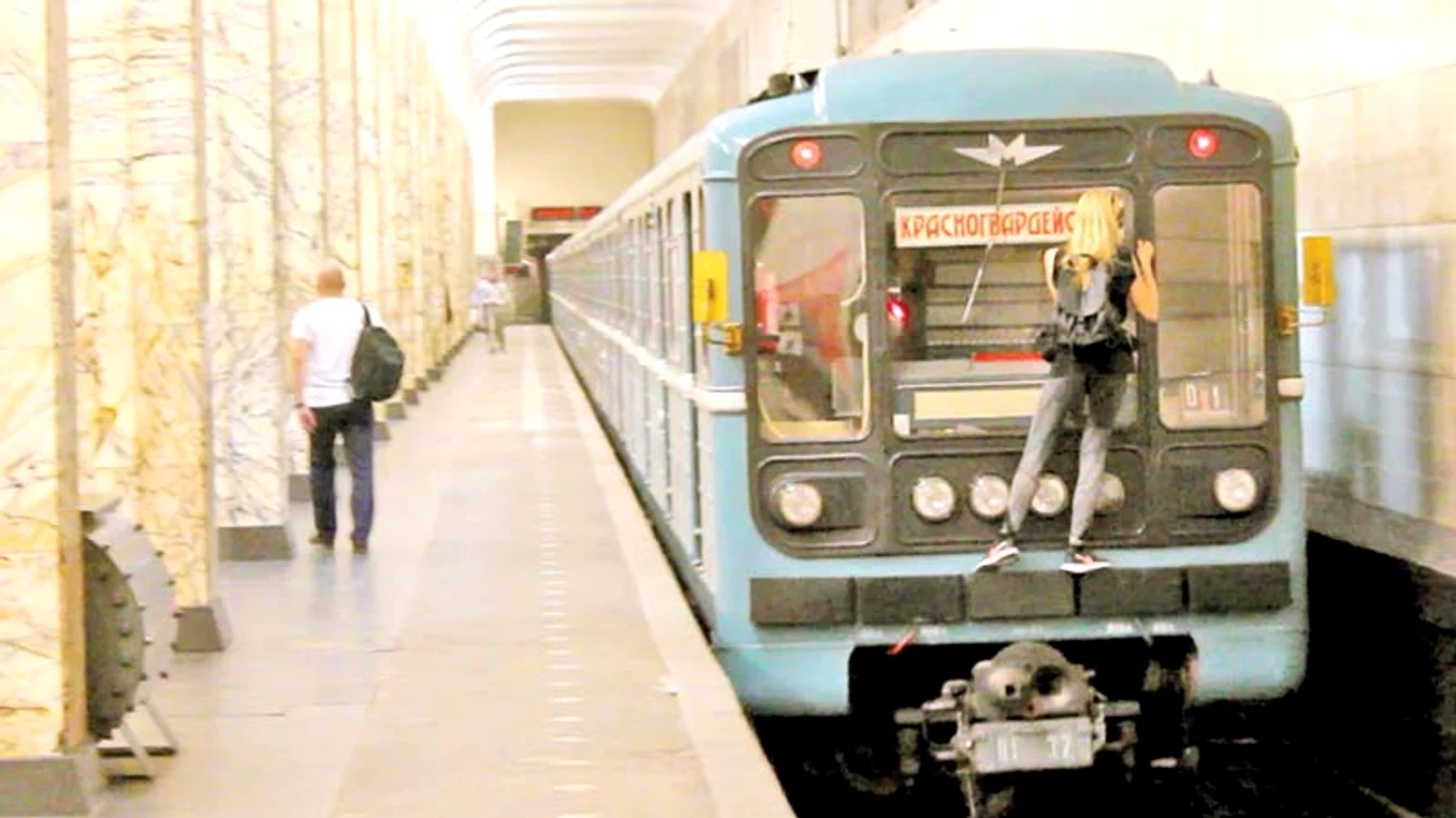 Se suie pe tren, cocoţându-se pe ultimul vagon