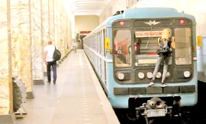 Se suie pe tren, cocoţându se  pe ultimul vagon  jpeg