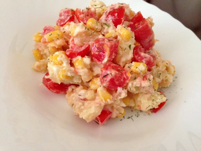 
    Salată de cartofi cu ton  