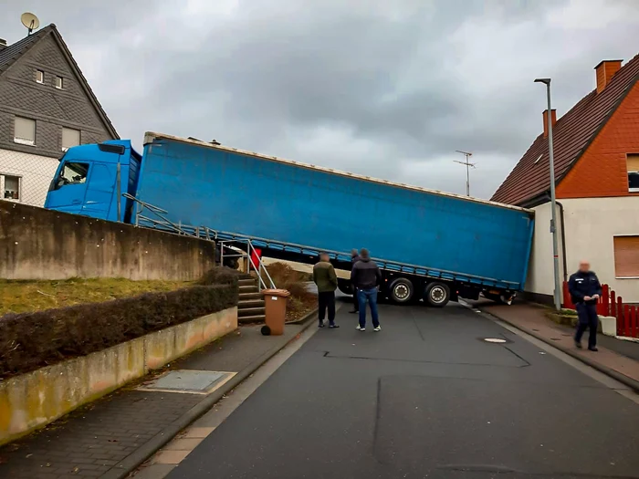 TIR-ul a blocat cele două străzi mai bine de cinci ore FOTO: Mitteldeutsche Zeitung