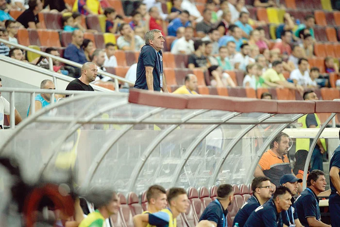 După ce a fost eliminat, Gică Hagi şi-a condus echipa din spatele băncii de rezerveFoto: Mediafax