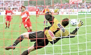 Dinamo şi Steaua  jucau mereu cu  tribunele pline jpeg