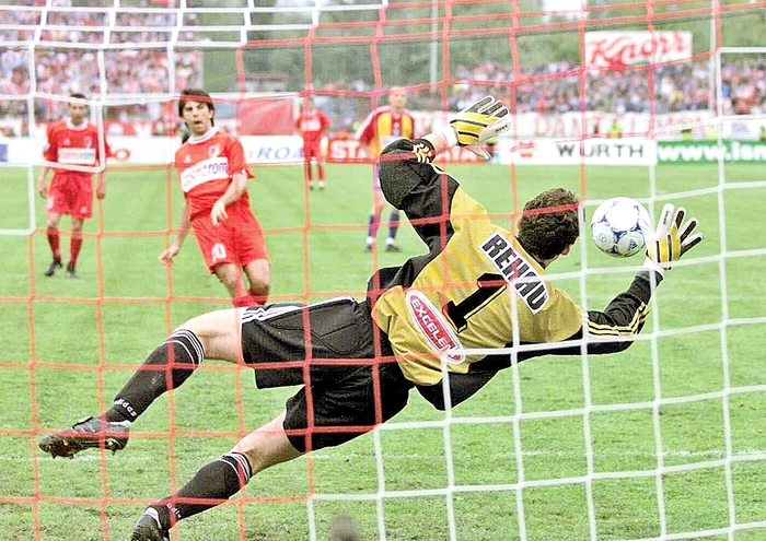 Dinamo şi Steaua  jucau mereu cu  tribunele pline