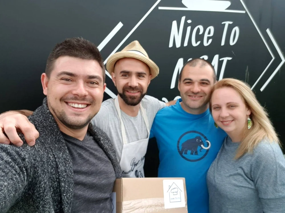 După ce afacerile le-au fost oprite de pandemie, Nonn Peter, Mihai Petruţ, Andrei şi  Annamaria Crainic au pus bazele Home bistro, un concept nou de business în România. FOTO: Arhivă personală