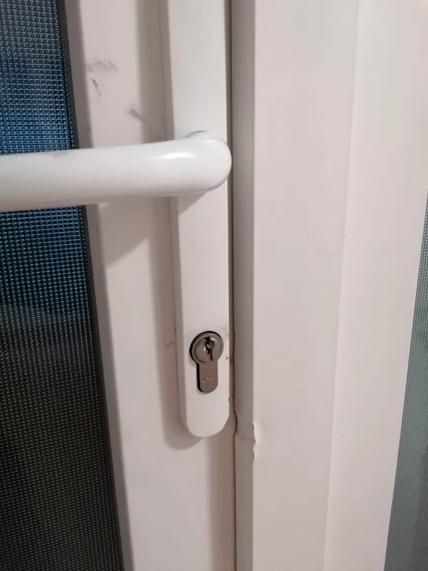 ușă spartă cu ranga spital jpg