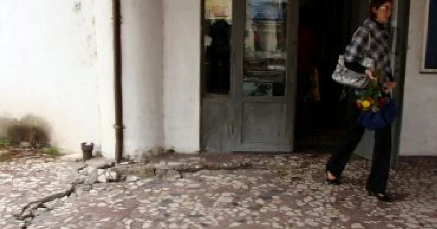 Târgu-Jiu: Librăria Mihai Eminescu, în pericol de surpare
