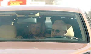 În martie, fotoreporterii Click! l au surprins  pe Irinel în timp ce o ducea la Izvorani pe Elena  jpeg