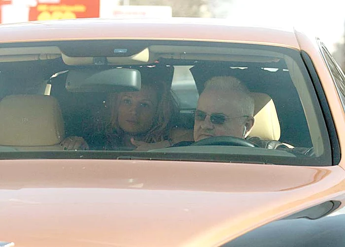 În martie, fotoreporterii Click! l-au surprins  pe Irinel în timp ce o ducea la Izvorani pe Elena 