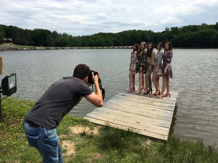 Elevii de clasa a XII-a ai unei școli din Sibiu au venit la muzeu să-și facă poze pentru albumul de final de an