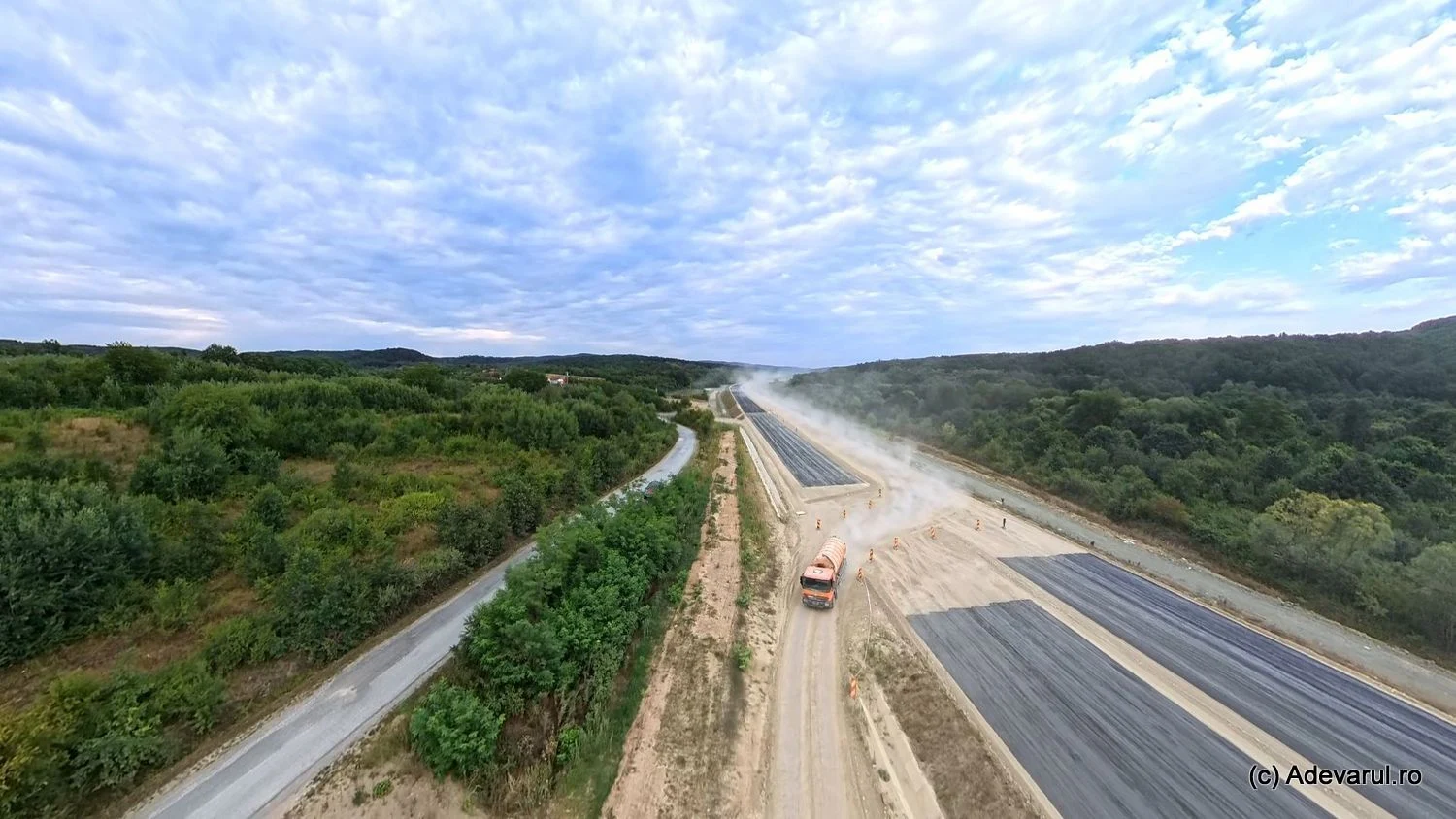 Premieră pe autostrada cu tuneluri din vest. Încep asfaltarea și montarea grinzilor