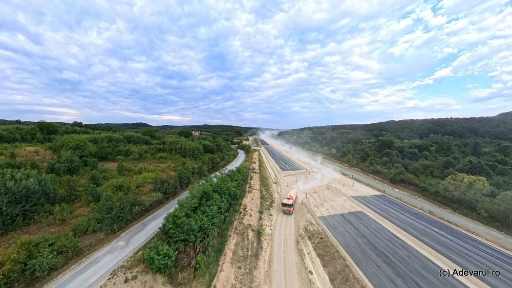 Premieră pe autostrada cu tuneluri din vest. Încep asfaltarea și montarea grinzilor