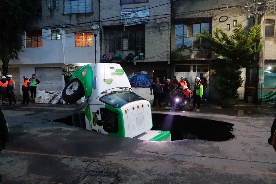 Camion prăbușit într-un crater uriaș apărut în  asfalt. Autoritățile au reușit să îl scoată după mai bine de 12 ore