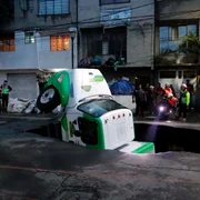 camion cazut in asfalt Ciudad de Mexico foto X 