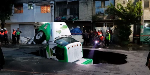 camion cazut in asfalt Ciudad de Mexico foto X 