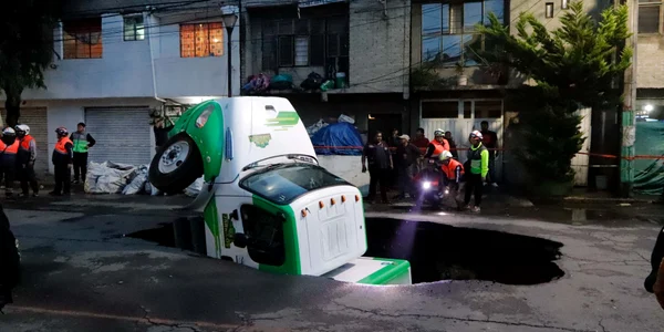 camion cazut in asfalt Ciudad de Mexico foto X 