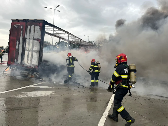 TIR în flăcări într-o parcare din Boița Sibiu la ieșirea de pe A1 pe DN7 Foto ISU Sibiu