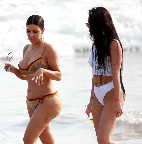 Kim Kardashian la plaja, 2017. FOTO: X