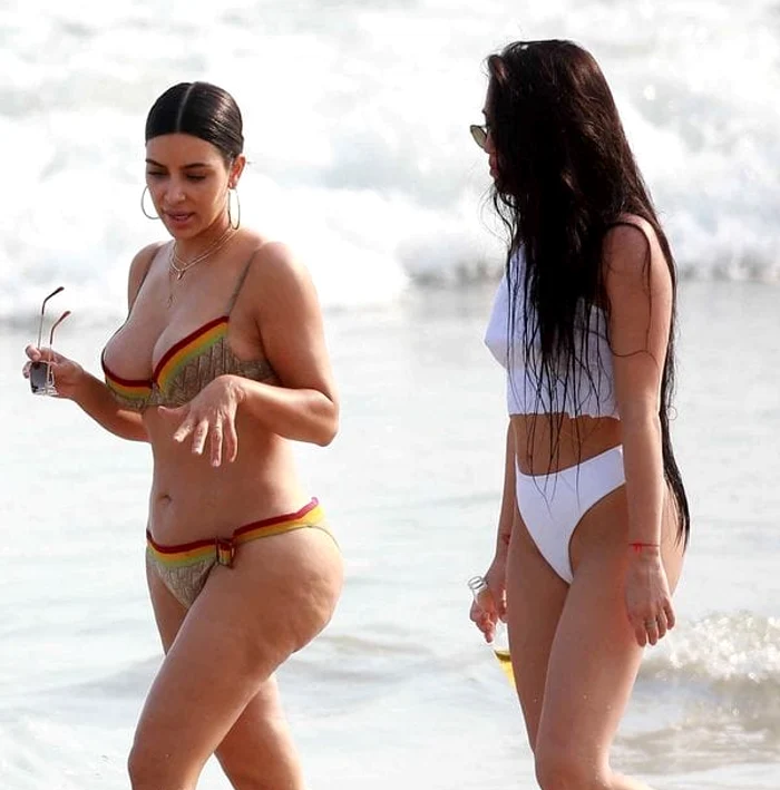 Kim Kardashian la plaja, 2017. FOTO: X