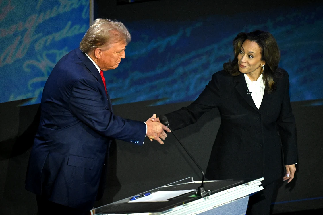 Donald Trump strânge mâna Kamalei Harris în semn de salut