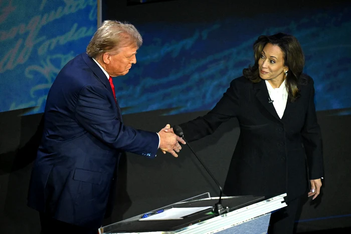 Donald Trump strânge mâna Kamalei Harris în semn de salut