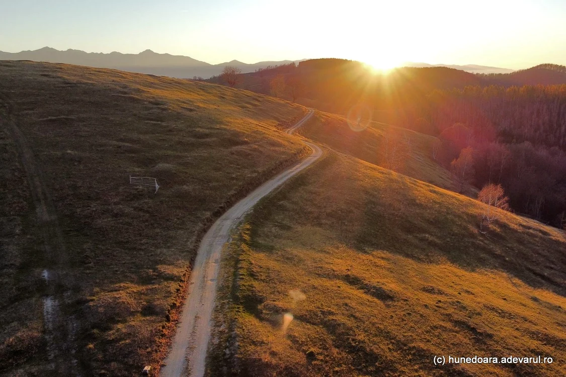 Crestele Retezatului, văzute din Urșici. Foto: Daniel Guță. ADEVĂRUL
