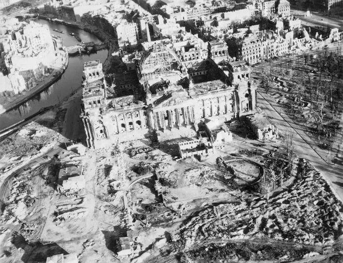 Clădirea Reichstagului,  distrusă în război,  a fost reconstruită abia în anii '60.