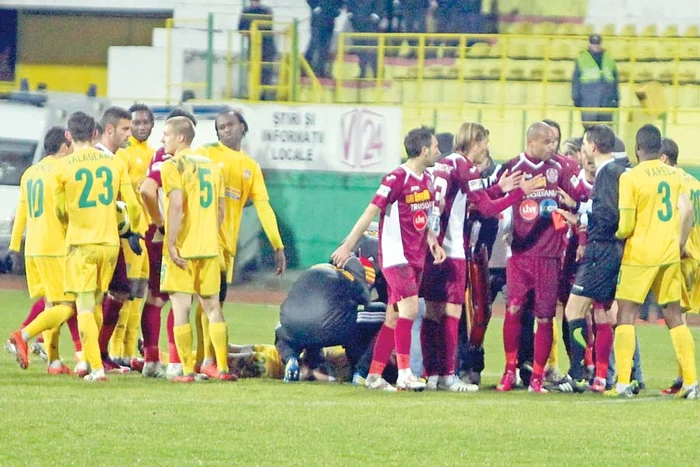 Medicii au intervenit imediat pentru a-i acorda primul ajutor fotbalistului bulgar