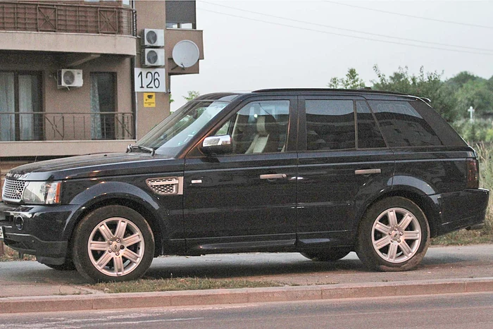 Rolls Royce-ul lui Laurette a lovit chiar o maşină de poliţie