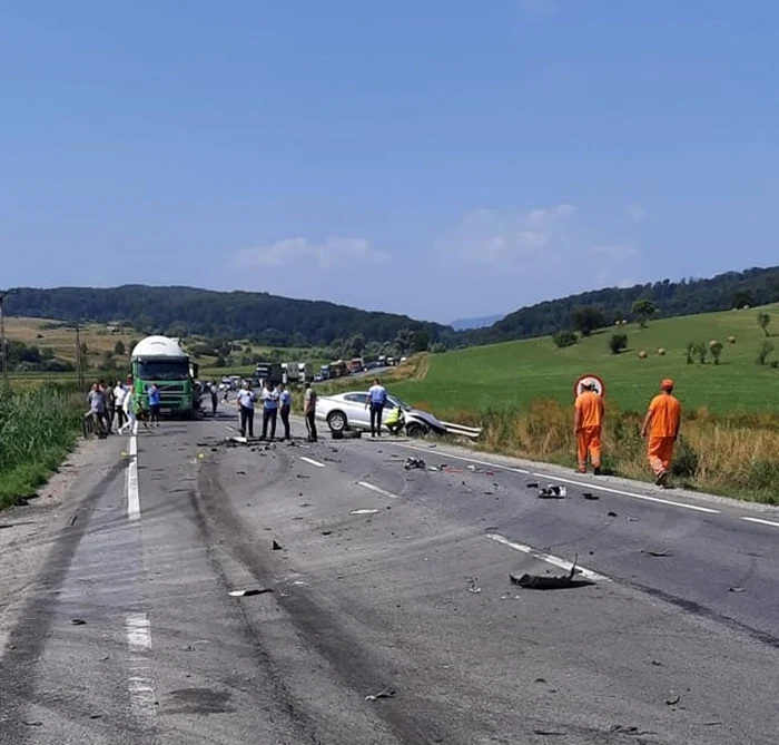 Trafic blocat total o oră pe DN 1 - Sibiu în urma unei coliziuni în zona Bradu între un autoturism şi un TIR - unul dintre şoferi inconştient Foto DRDP Braşov