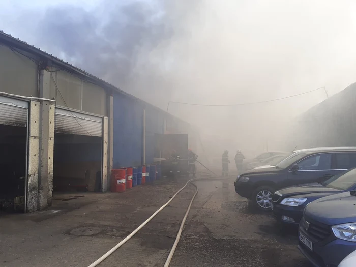 Incendiul se manifestă la un service auto FOTO: ISUBIF
