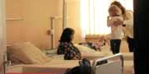 Bunica și mama copilului, alături de micuțul Roland