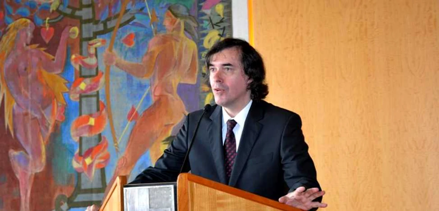 Mircea Cărtărescu, în timp ce rostea discurscul de mulţumire.    Foto: pagina de Facebook Ioana Nicolaie