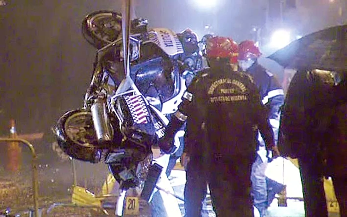 Motocicleta a fost scoasă din groapă cu un utilaj