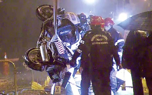 Motocicleta a fost scoasă din groapă cu un utilaj