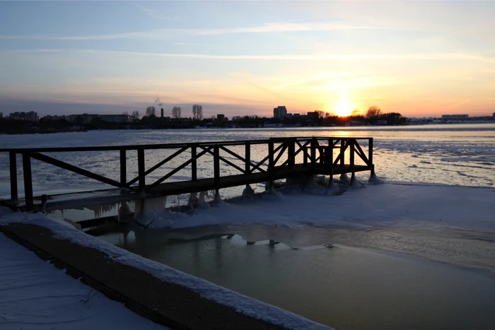 Gheaţa a cedat în timp ce femeia şi copil mergeau pe lacul îngheţat FOTO Arhivă Adevărul