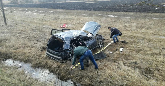 Autoturismul s-a răsturnat de mai multe ori pe un câmp