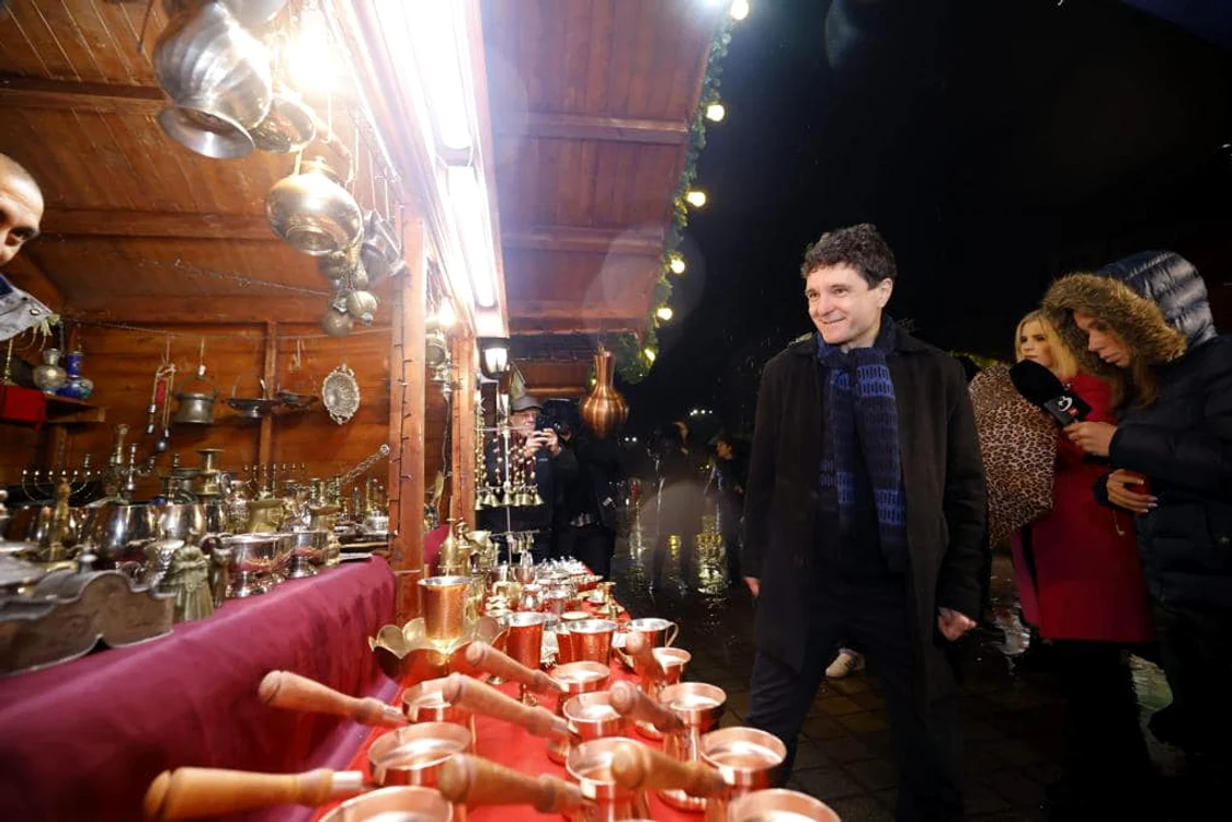 Nicușor Dan, în vizită la căbănuțele din târgul de Crăciun din București